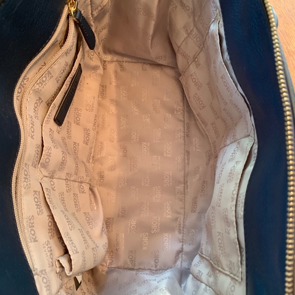 Michael Kors navy handbag with shoulder strap - Picture 6 of 8